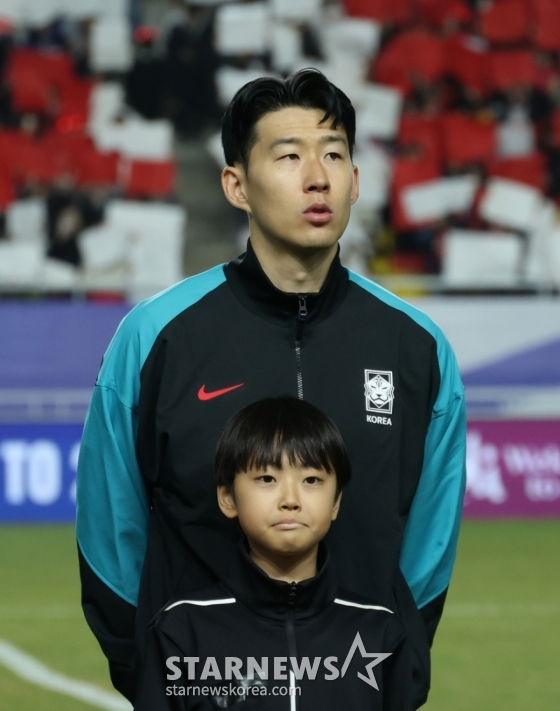 2026 북중미 월드컵 아시아 3차 예선 대한민국 대 요르단 경기가 25일 수원월드컵경기장에서 열렸다.   손흥민이 경기에 앞서 결의에 찬 표정으로 출전 준비를 하고 있다./수원=김진경 기자