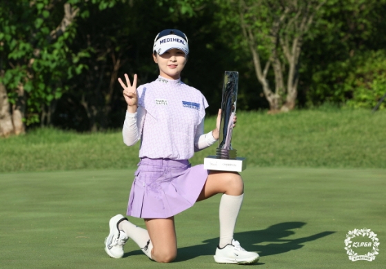 이예원이 지난 18일 두산 매치플레이에서 우승을 차지한 뒤 기념 촬영을 하고 있다. /사진=KLPGT 제공