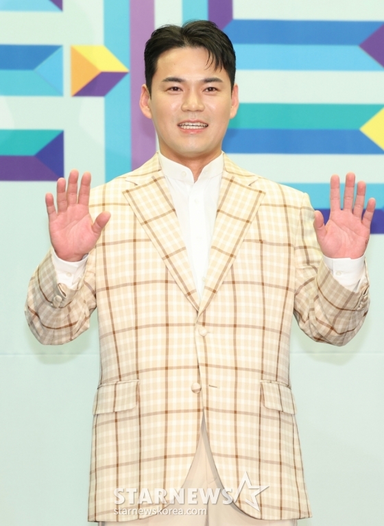 (서울=뉴스1) 권현진 기자 = 가수 천록담(이정)이 24일 오전 서울 마포구 상암동 스탠포드호텔에서 열린 TV조선 &#039;미스터트롯3&#039; TOP7 기자간담회에 참석해 포즈를 취하고 있다. 2025.3.24/뉴스1  Copyright (C) 뉴스1. All rights reserved. 무단 전재 및 재배포,  AI학습 이용 금지. /사진=(서울=뉴스1) 권현진 기자