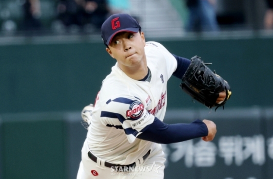 롯데 윤성빈이 20일 사직 LG전에서 투구하고 있다. /사진=김진경 대기자 