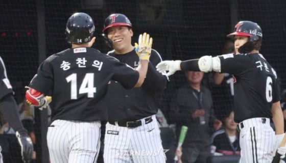 LG 송찬의(맨 왼쪽)가 20일 사직 롯데전에서 2회 만루홈런을 터트린 후 동료들의 축하를 받고 있다. /사진=김진경 대기자 