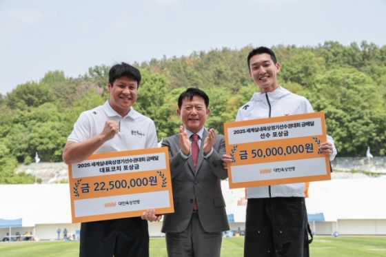 김도균(왼쪽) 용인시청 코치와 우상혁(오른쪽). /사진=대한육상연맹 제공