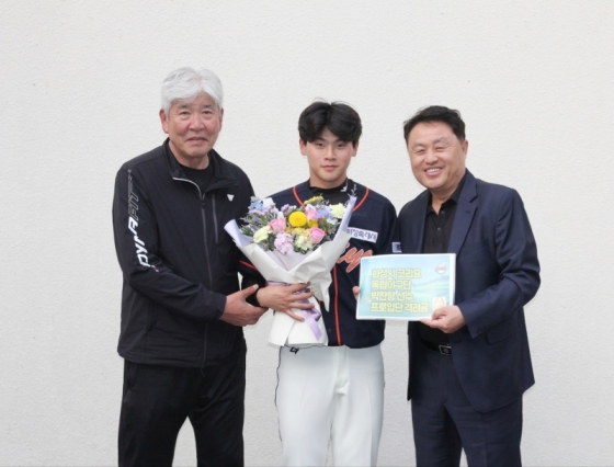  롯데 자이언츠에 입단하는 박찬형(가운데)이 화성코리요 정진구 대표(오른쪽)와 신경식 감독(왼쪽)의 축하를 받고 있다. /사진=화성시 코리오 독립야구단 제공