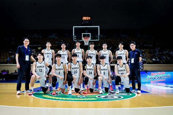 안준호(가장 왼쪽) 감독과 대한민국 농구대표팀. /사진=대한민국농구협회 제공