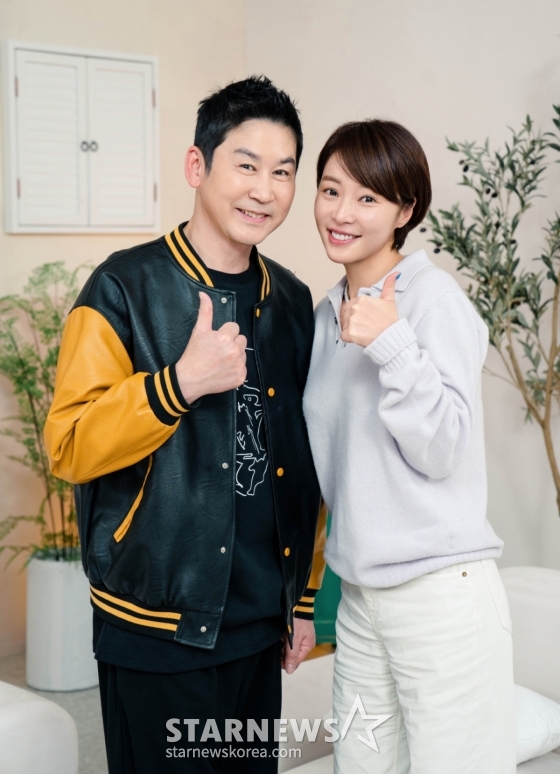 신동엽, 황정음이 4일 온라인으로 진행된 SBS Plus·E채널 예능 &#039;솔로라서&#039; 제작발표회에 참석해 포즈를 취하고 있다. /사진제공=SBS플러스, E채널 2025.03.04 /사진=이동훈 photoguy@