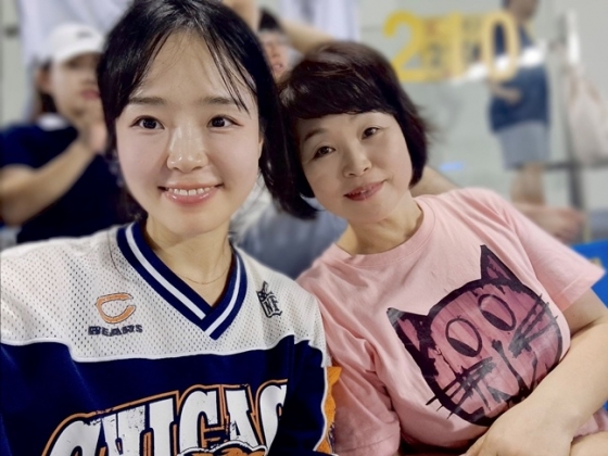 정소영(왼쪽)씨와 어머니. /사진=두산 베어스