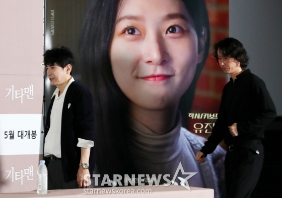 故 김새론의 유작으로 남겨진 영화 &#039;기타맨&#039; 언론시사회가 열린 21일 서울 송파구 롯데시네마 월드타워에서 이선정 감독, 김종면 감독이 들어서고 있다. /2025.05.21 /사진=김휘선 hwijpg@