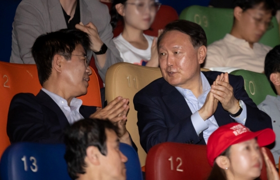 [서울=뉴시스] 황준선 기자 = 윤석열 전 대통령이 21일 오전 서울 중구 메가박스 동대문점에서 다큐멘터리 영화 &#039;부정선거, 신의 작품인가&#039; 관람을 마친 뒤 이영돈PD와 대화하고 있다. 2025.05.21. hwang@newsis.com /사진=황준선