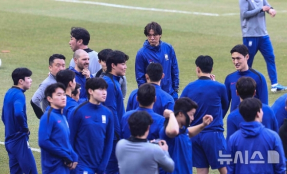 홍명보 대한민국 축구 국가대표팀 감독이 지난 24일 수원월드컵경기장에서 북중미 월드컵 아시아 3차예선 요르단전을 앞두고 공식 훈련을 지켜보고 있다. /사진=뉴시스
