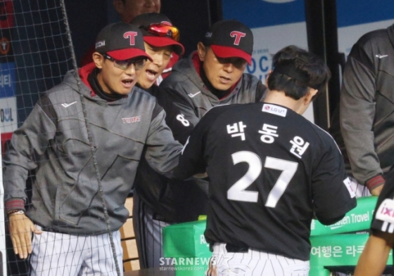 염경엽 감독(왼쪽)과 박동원(오른쪽)이 하이파이브를 하고 있다. /사진=김진경 대기자