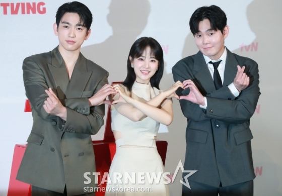 배우 박진영, 박보영, 류경수가 21일 오후 서울 영등포CGV에서 진행된 tvN 토일드라마 &#039;미지의 서울&#039; 제작발표회에 참석해 포즈를 취하고 있다.  얼굴 빼고 모든 게 다른 쌍둥이 자매가 인생을 맞바꾸는 거짓말로 진짜 사랑과 인생을 찾아가는 로맨틱 성장 드라마 &#039;미지의 서울&#039;은 오는 24일 첫 방송된다. /2025.05.21 /사진=이동훈 photoguy@