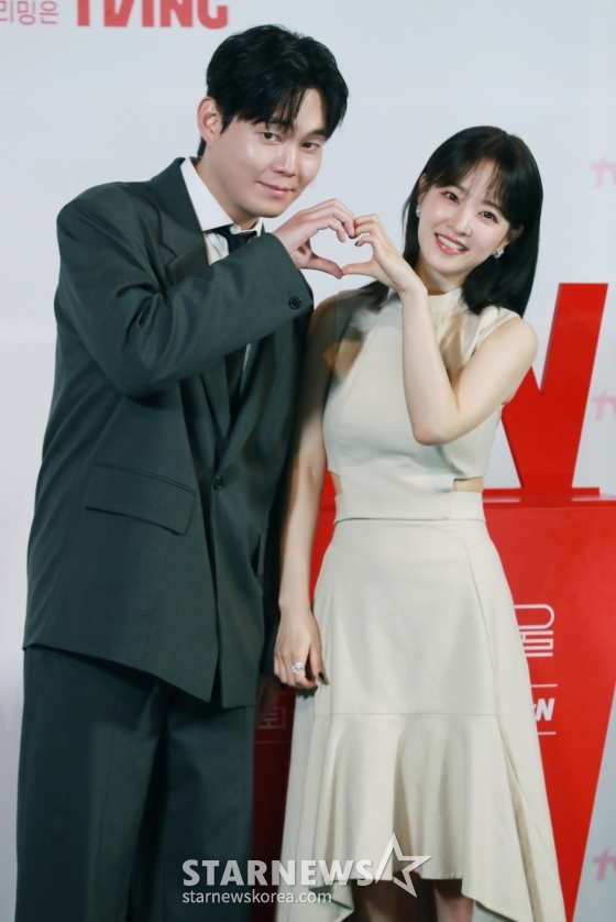 배우 류경수, 박보영이 21일 오후 서울 영등포CGV에서 진행된 tvN 토일드라마 &#039;미지의 서울&#039; 제작발표회에 참석해 포즈를 취하고 있다.  얼굴 빼고 모든 게 다른 쌍둥이 자매가 인생을 맞바꾸는 거짓말로 진짜 사랑과 인생을 찾아가는 로맨틱 성장 드라마 &#039;미지의 서울&#039;은 오는 24일 첫 방송된다. /2025.05.21 /사진=이동훈 photoguy@