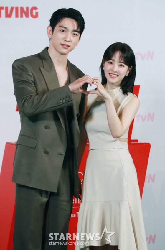 배우 박진영, 박보영이 21일 오후 서울 영등포CGV에서 진행된 tvN 토일드라마 &#039;미지의 서울&#039; 제작발표회에 참석해 포즈를 취하고 있다.  얼굴 빼고 모든 게 다른 쌍둥이 자매가 인생을 맞바꾸는 거짓말로 진짜 사랑과 인생을 찾아가는 로맨틱 성장 드라마 &#039;미지의 서울&#039;은 오는 24일 첫 방송된다. /2025.05.21 /사진=이동훈 photoguy@