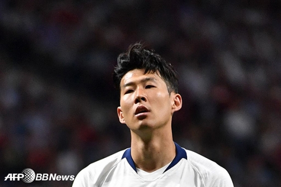 지난 2018~2019 유럽축구연맹(UEFA) 챔피언스리그 결승 리버풀전에서 기회를 놓친 뒤 아쉬워하고 있는 토트넘 손흥민. /AFPBBNews=뉴스1