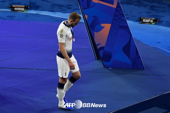지난 2018~2019 유럽축구연맹(UEFA) 챔피언스리그 결승전에서 리버풀에 져 우승에 실패한 뒤 준우승 메달을 받고 경기장을 빠져나가고 있는 토트넘 해리 케인의 모습. /AFPBBNews=뉴스1