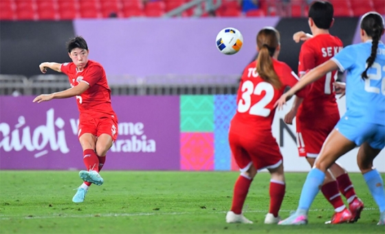 인천 현대제철 고유진이 21일 중국 우한에서 열린 2024~2025 AFC 여자 아시아 챔피언스리그 준결승전 멜버른 시티전에서 프리킥을 차고 있다. /사진=AFC 제공 