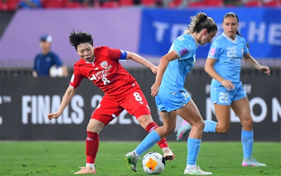 인천 현대제철 장창이 21일 중국 우한에서 열린 2024~2025 AFC 여자 아시아 챔피언스리그 준결승전 멜버른 시티전에서 치열한 볼 경합을 펼치고 있다. /사진=AFC 제공 