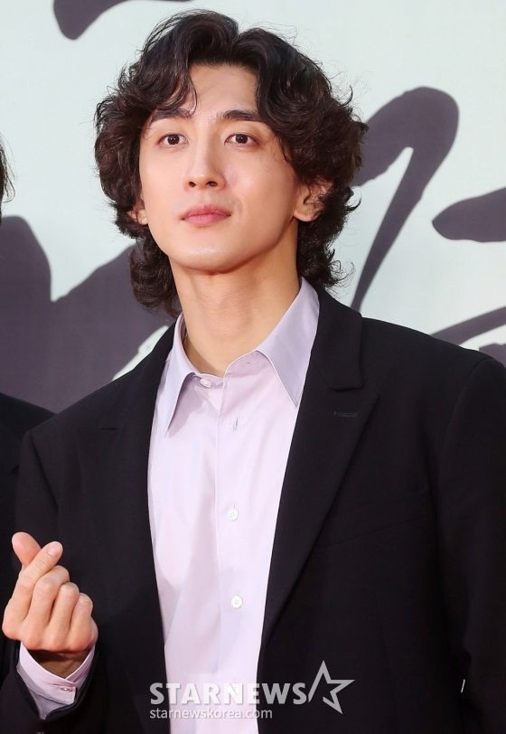 잔나비 최정훈이 31일 오후 서울 중구 국립극장 해오름극장에서 진행된 &#039;2024 대한민국 대중문화예술상&#039; 레드카펫 행사에 참석해 포즈를 취하고 있다.  올해 15회 차를 맞이한 &#039;대중문화예술상&#039;은 가수와 배우, 희극인, 성우, 방송작가, 연주자 등 다양한 분야를 아우르는 대중문화예술인들의 사회적 위상과 창작 의욕을 높이고, 대중문화예술산업의 발전에 기여한 공을 기리기 위한 대중문화예술 분야 최고 권위 정부 포상이다. 2024.10.31 /사진=김창현 chmt@