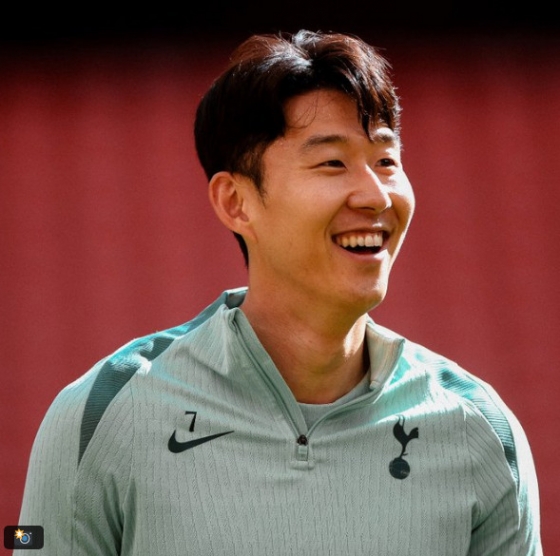 경기 전 환하게 웃는 손흥민. /사진=토트넘 공식 SNS 갈무리