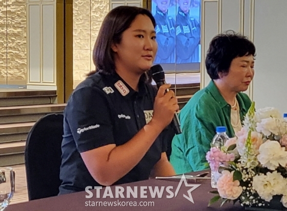 유해란(왼쪽)이 21일 어머니와 함께  취재진을 만나 인터뷰를 하고 있다. /사진=안호근 기자