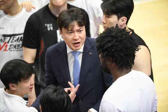 송영진 감독. /사진=KBL 제공