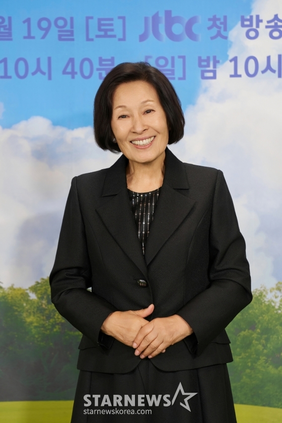 배우 김혜자가 18일 오후 온라인으로 진행된 JTBC 토일드라마 &#039;천국보다 아름다운&#039; 제작발표회에 참석해 포즈를 취하고 있다. 80세의 모습으로 천국에 도착한 해숙이 젊어진 남편 낙준과 재회하면서 벌어지는 현생 초월 로맨스 &#039;천국보다 아름다운&#039;은 오는 19일 첫 방송된다. /2025.04.18 /사진=이동훈 photoguy@