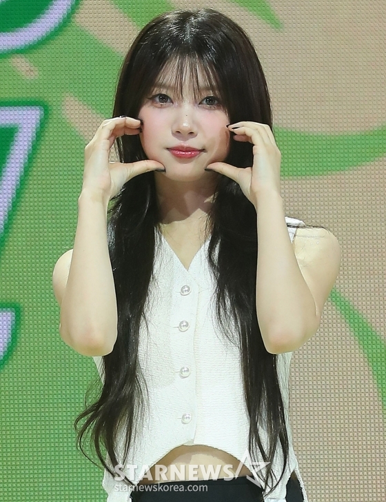 걸그룹 아일릿(ILLIT) 민주가 21일 오후 서울 광진구 예스24 라이브홀에서 진행된 미니 2집 &#039;I&#039;LL LIKE YOU&#039; 쇼케이스에 참석해 포즈를 취하고 있다.  &#039;I&#039;LL LIKE YOU&#039;는 순간에 과몰입하는 소녀가 친해지고 싶은 상대를 만나 고민하지만, 결국 자신의 마음을 믿고 &#039;너&#039;에게 직진하는 &#039;나&#039;의 모습을 노래한다. 이 앨범에는 타이틀곡 &#039;Cherish (My Love)&#039;를 포함해 &#039;I&#039;ll Like You&#039;, &#039;IYKYK (If You Know You Know)&#039;, &#039;Pimple&#039;, &#039;Tick-Tack&#039; 등 총 5곡이 수록됐다. 2024.10.21 /사진=김창현 chmt@