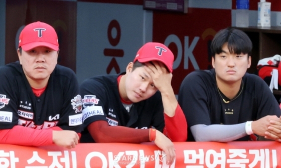 21일 경기 도중 문책성 교체를 당한 최원준(가운데)./사진=강영조 선임기자