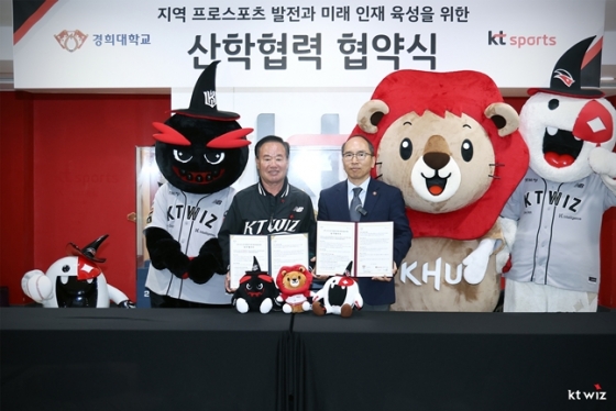 협약식 직후 기념촬영을 하고 있는 이호식 대표(왼쪽)와 김진상 경희대 총장. /사진=KT 스포츠