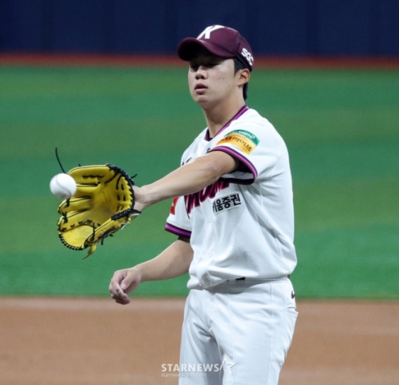 투구 후 포수로부터 공을 건네받는 김연주. /사진=강영조 선임기자