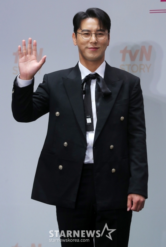 가수 장민호가 4일 오후 서울 구로구 라마다 서울 신도림 호텔에서 진행된 tvN STORY 예능 프로그램 &#039;잘생긴 트롯&#039; 제작발표회에 참석해 포즈를 취하고 있다.  &#039;잘생긴 트롯&#039;은 연예계 대표 12명의 남자 스타들이 트롯에 진정성을 가지고 도전하는 신(新) 음악 예능이다. 오는 14일 첫 방송. 2025.02.04 /사진=김창현 chmt@