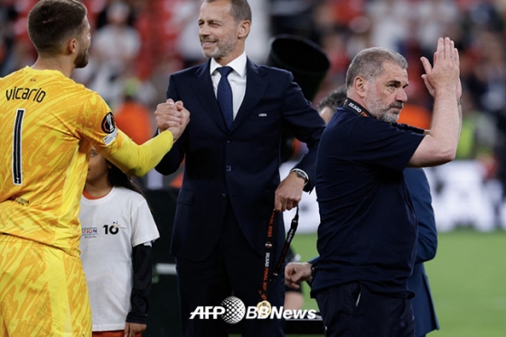 엔지 포스테코글루(오른쪽) 토트넘 감독이 22일 2024~2025 UEFA 유로파리그 시상식에서 우승 메달을 받은 뒤 팬들에게 인사하고 있다. /AFPBBNews=뉴스1