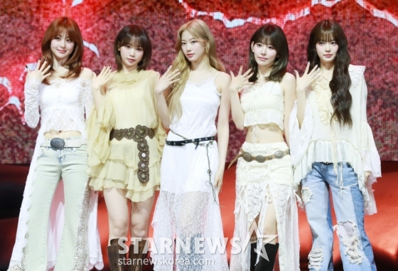 걸그룹 르세라핌(LE SSERAFIM)이 14일 오전 서울 광진구 예스24라이브홀에서 진행된 미니 5집 ‘HOT’ 발매기념 쇼케이스에서 포즈를 취하고 있다. 이번 앨범은 팝 장르의 타이틀곡 ‘HOT’을 비롯해 ‘Born Fire’, ‘Come Over’, ‘Ash’, ‘So Cynical(Badum)’등 총 5곡이 수록됐다. /2025.03.14 /사진=이동훈 photoguy@