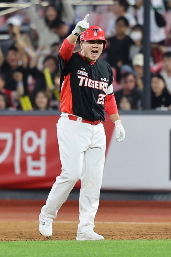 이우성이 적시타를 치고 기뻐하고 있다. /사진=KIA 타이거즈