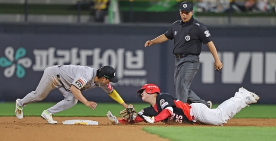 21일 경기에서 2루를 향하다 아웃되고 있는 이우성(오른쪽). /사진=KIA 타이거즈