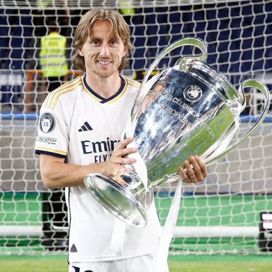 유럽축구연맹(UEFA) 챔피언스리그(UCL) 우승 트로피를 든 루카 모드리치. /사진=레알 마드리드 공식 사회관계망서비스(SNS)
