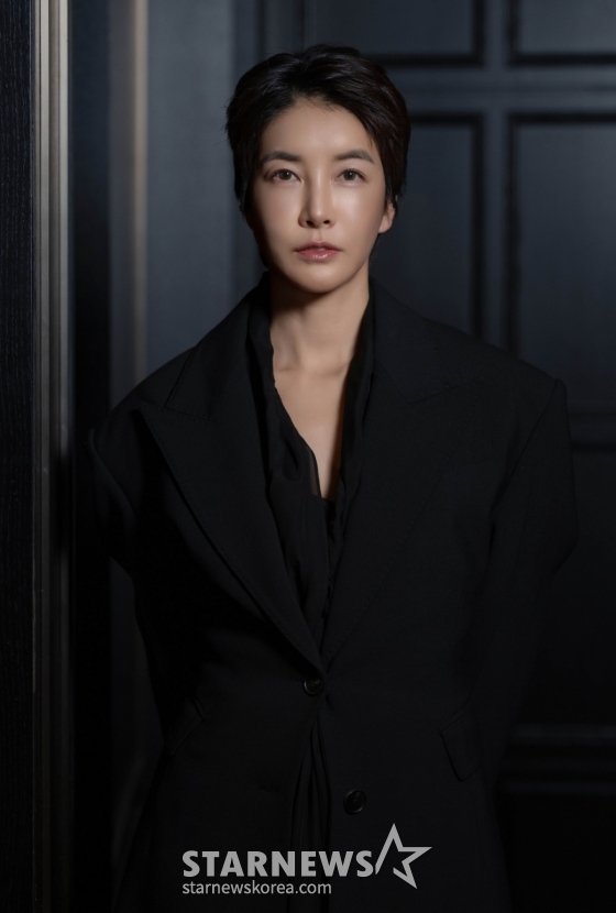 영화 &#039;괜찮아 괜찮아 괜찮아&#039;의 배우 진서연이 20일 진행된 인터뷰를 위해 포즈를 취하고 있다. /사진제공=바이포엠스튜디오 2025.02.20 /사진=이동훈 photoguy@
