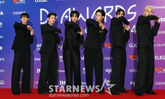 그룹 82메이저가 22일 오후 서울 성북구 고려대학교 화정체육관에서 진행된 제1회 디 어워즈&#039; 레드카펫 행사에 참석해 포즈를 취하고 있다. /2025.02.22 /사진=이동훈 photoguy@
