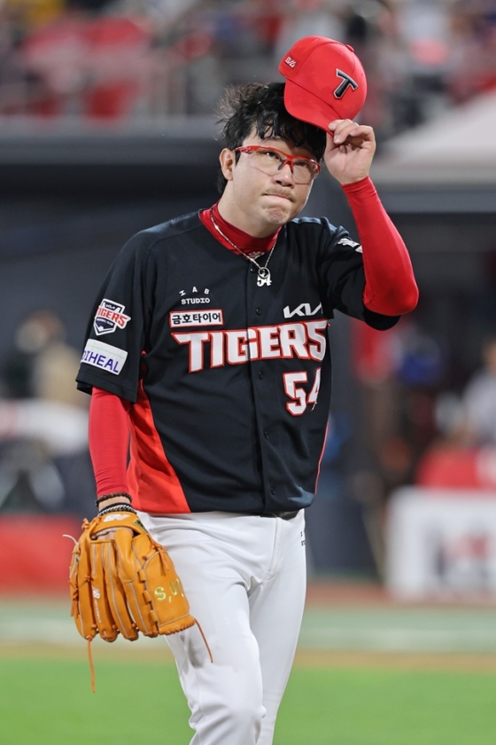 마운드를 내려오며 박수를 쳐주는 KIA 팬들에게 인사하는 양현종. /사진=KIA 타이거즈