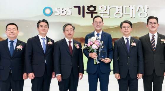 윤석대 한국수자원공사 사장(왼쪽부터), 조흥식 심사위원장, 방문신 SBS 사장, 해남군 명현관 군수, 김완섭 환경부 장관, 임상준 한국환경공단 이사장 /사진제공=SBS