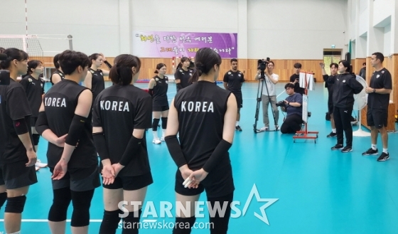 페르난도 모랄레스 여자 대표팀 감독(오른쪽 끝)이 연습 경기를 앞두고 선수들에게 지시 사항을 전달하고 있다. /사진=안호근 기자