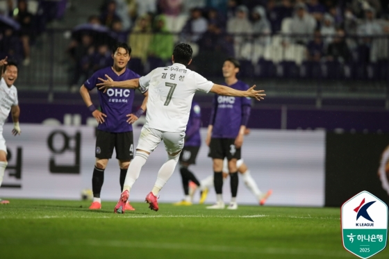 포항 스틸러스 김인성이 23일 안양종합운동장에서 열린 FC안양전에서 교체 투입 1분 만에 쐐기골을 터뜨린 뒤 기뻐하고 있다. /사진=한국프로축구연맹 제공