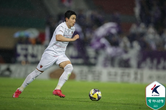  23일 안양종합운동장에서 열린 FC안양전에서 드리블을 하고 있는 포항 스틸러스 김인성. /사진=한국프로축구연맹 제공