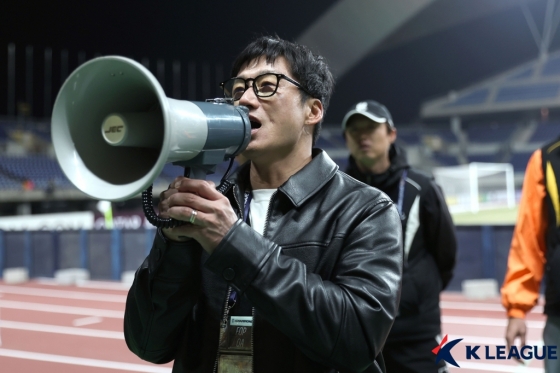 아시아챔피언스리그 8강 2차전 비셀 고베전 승리 후 메가폰을 잡은 이정효 광주FC 감독. /사진=한국프로축구연맹 제공