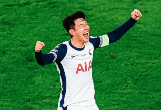 손흥민이 22일(한국시간) 스페인 빌바오의 산 마메스 경기장에서 열린 열린 맨유와 &#039;2024~2025시즌 유럽축구연맹(UEFA) 유로파리그(UEL)&#039; 결승전에서 우승 후 환하게 웃고 있다. /사진=토트넘 공식 SNS 갈무리