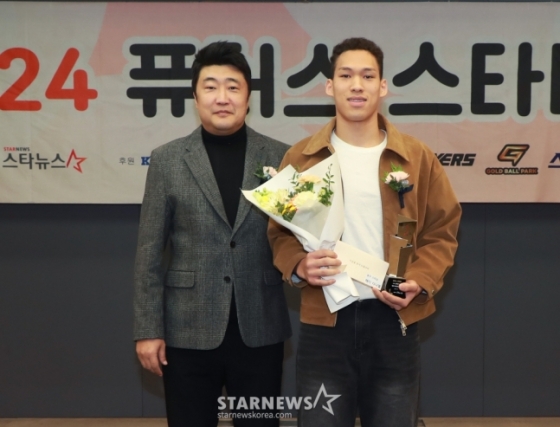 스타상을 받은 에디 다니엘(오른쪽)과 신석 한국중고등학교농구연맹이사가 서울 중구 한국프레스센터 기자회견장에서 열린 2024 퓨처스 스타대상 시상식에서 기념 촬영을 하고 있다. /사진=이동훈 기자