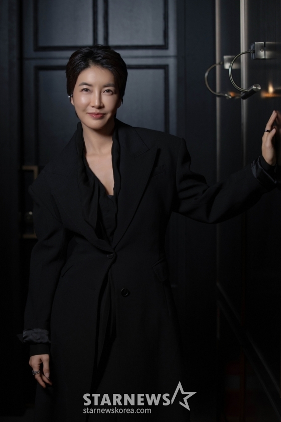 영화 &#039;괜찮아 괜찮아 괜찮아&#039;의 배우 진서연이 20일 진행된 인터뷰를 위해 포즈를 취하고 있다. /사진제공=바이포엠스튜디오 2025.02.20 /사진=이동훈 photoguy@