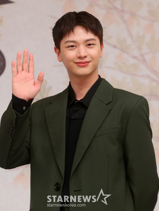 [서울=뉴시스] 김혜진 기자 = 배우 육성재가 17일 오후 서울 양천구 SBS 목동에서 열린 새 금토드라마 &#039;귀궁&#039; 제작발표회에서 포즈를 취하고 있다.  &#039;귀궁&#039;은 영매의 운명을 거부하는 무녀 여리와 여리의 첫사랑 윤갑의 몸에 갇힌 이무기 강철이가 왕가에 원한을 품은 팔척귀에 맞닥뜨리며 몸과 혼이 단단히 꼬여버리는 육신 쟁탈 판타지 로코다. 2025.04.17. jini@newsis.com /사진=김혜진
