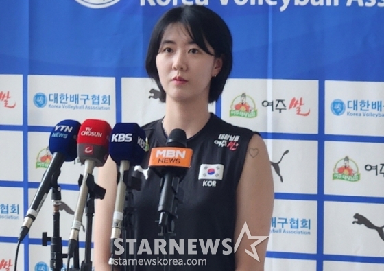 취재진과 인터뷰를 하고 있는 대표팀 주장 강소휘. /사진=안호근 기자