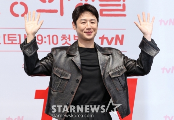 (서울=뉴스1) 권현진 기자 = 배우 정준원이 10일 서울 구로구 라마다서울신도림호텔에서 열린 tvN 새 토일드라마 &#039;언제가는 슬기로울 전공의생활&#039; 제작발표회에서 포즈를 취하고 있다.  &#039;언젠가는 슬기로울 전공의생활&#039;은 의사 생활을 꿈꾸는 레지던트들이 입덕부정기를 거쳐 성장해 나가는 과정을 담은 &#039;슬기로운 의사생활&#039; 스핀오프 드라마다. 2025.4.10/뉴스1  Copyright (C) 뉴스1. All rights reserved. 무단 전재 및 재배포,  AI학습 이용 금지. /사진=(서울=뉴스1) 권현진 기자
